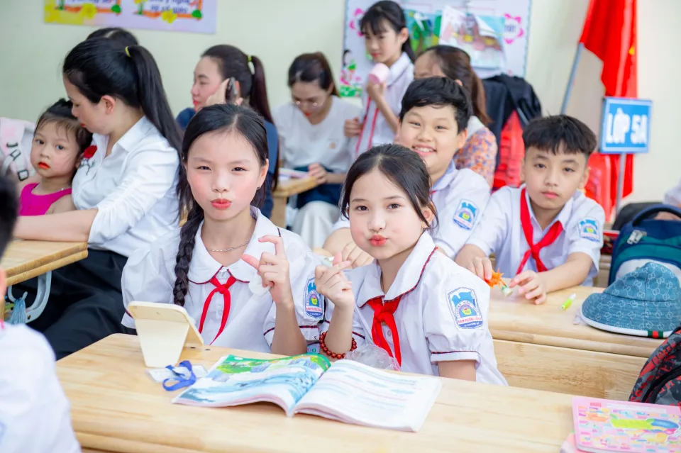 Sinh viên học tiếng Anh tại Lớp Mầm Non Độc Lập Hoa Mai